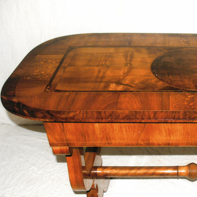 Intarzovaný stolek ve tvaru lyry – zámek Kostelec nad Orlicí 1835